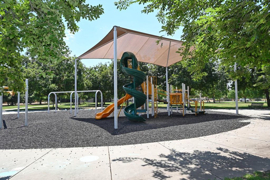 Image 35 of property listing at 870 N Bush Avenue, Clovis, CA 93611
