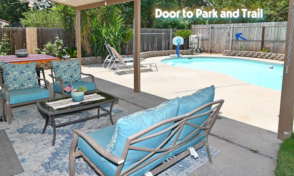 Image 4 of property listing at 870 N Bush Avenue, Clovis, CA 93611