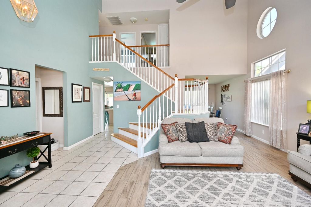 Image 7 of property listing at 870 N Bush Avenue, Clovis, CA 93611
