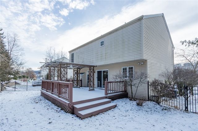 639 White Pine Dr, Adams Twp, PA 16046