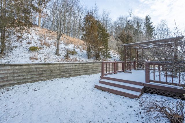 639 White Pine Dr, Adams Twp, PA 16046