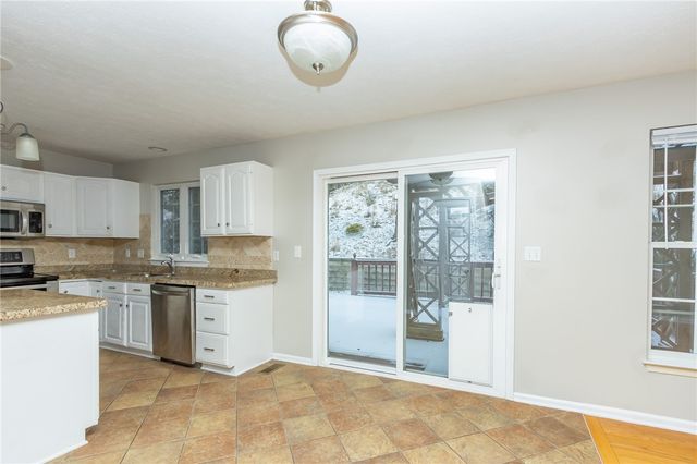 639 White Pine Dr, Adams Twp, PA 16046