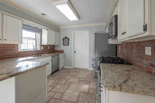 8883 FARMOOR RD, Germantown, TN 38139