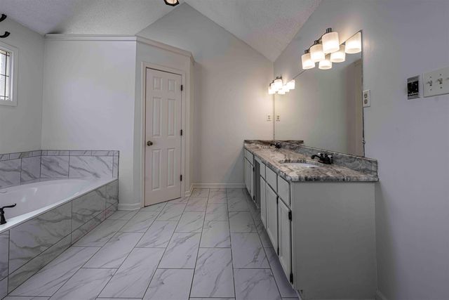 8883 FARMOOR RD, Germantown, TN 38139