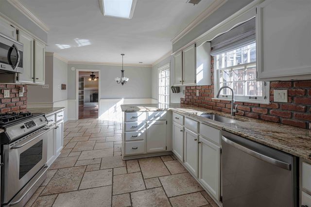 8883 FARMOOR RD, Germantown, TN 38139