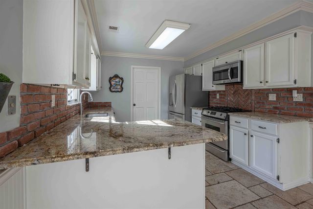 8883 FARMOOR RD, Germantown, TN 38139