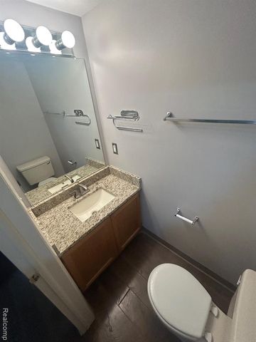 31164 Country Way, Farmington Hills, MI 48331