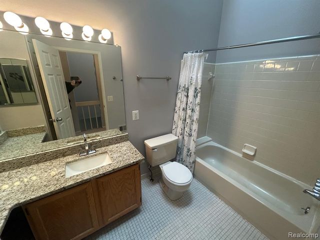 31164 Country Way, Farmington Hills, MI 48331