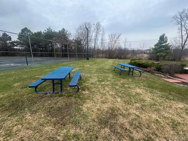 31164 Country Way, Farmington Hills, MI 48331