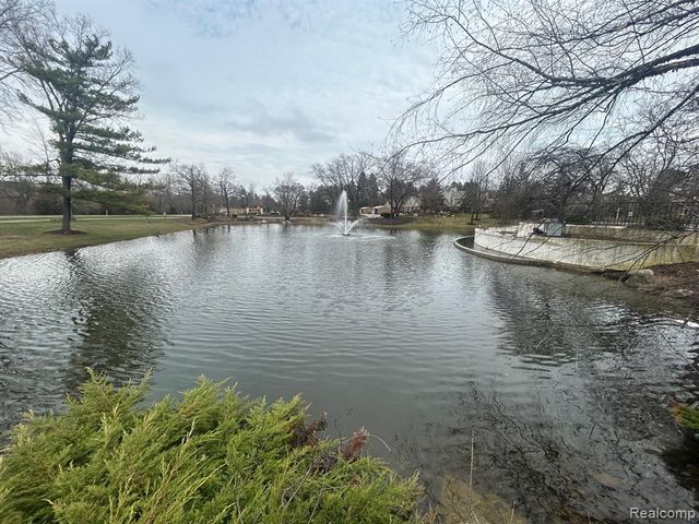 31164 Country Way, Farmington Hills, MI 48331