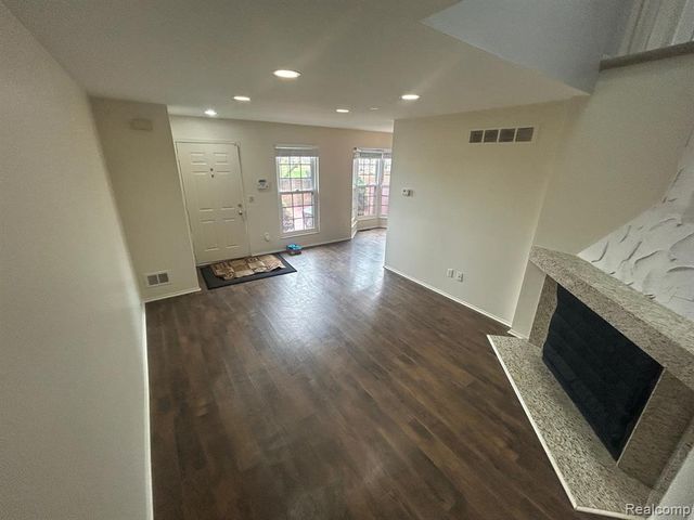 31164 Country Way, Farmington Hills, MI 48331