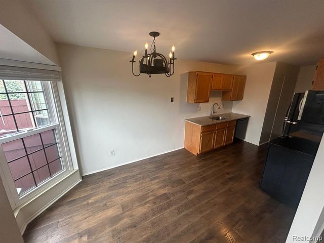 31164 Country Way, Farmington Hills, MI 48331
