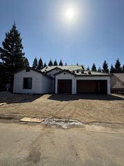 1047 E Arlen Avenue, Visalia, CA 93292