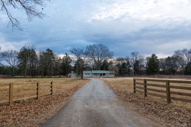 2239 Hunter Bills Rd, Lewisburg, TN 37091