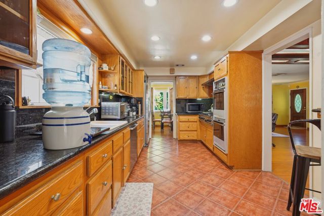 15719 Vose Street, Los Angeles, CA 91406