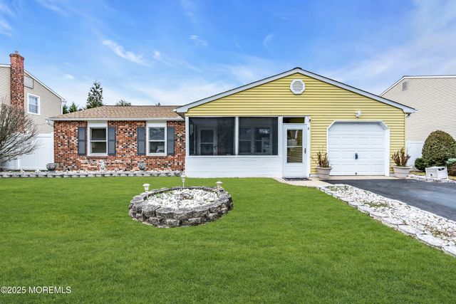 4 Evergreen Place, Howell, NJ 07731