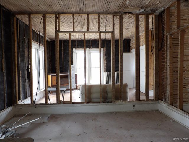 112 W Pewabic Street, Ironwood, MI 49938