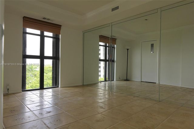 1000 Quayside Ter 812, Miami, FL 33138