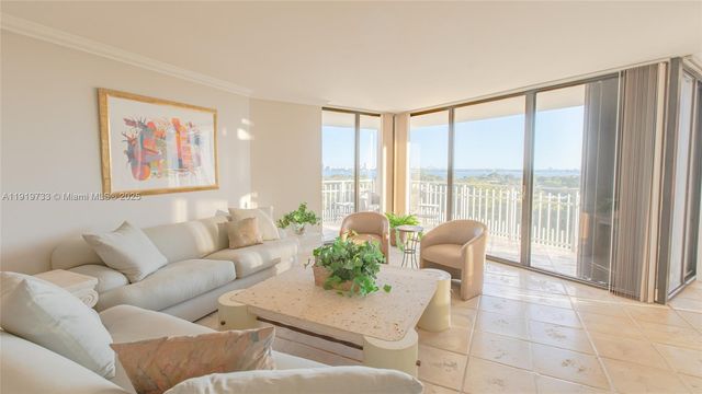 1000 Quayside Ter 812, Miami, FL 33138