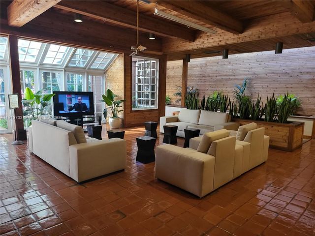 1000 Quayside Ter 812, Miami, FL 33138