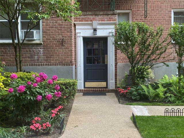 32 Cathedral Avenue 6C, Hempstead, NY 11550