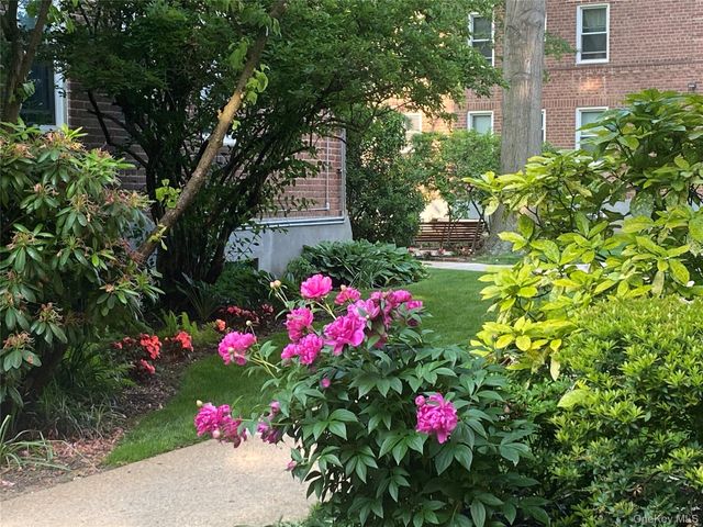 32 Cathedral Avenue 6C, Hempstead, NY 11550