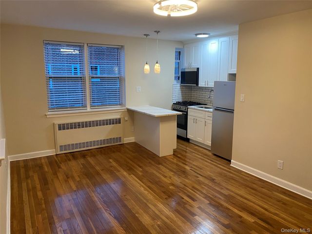 32 Cathedral Avenue 6C, Hempstead, NY 11550