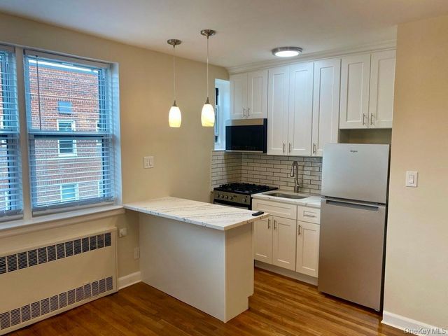 32 Cathedral Avenue 6C, Hempstead, NY 11550