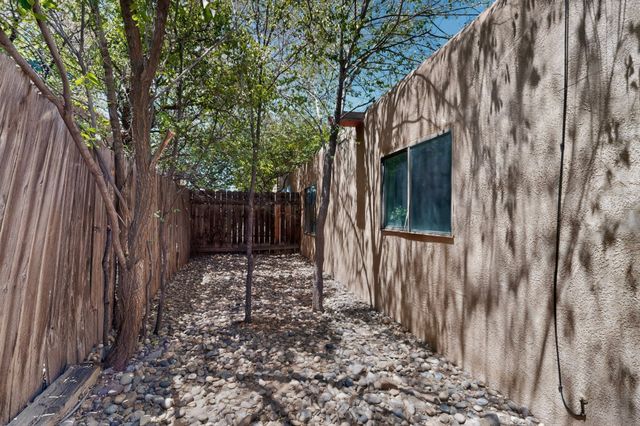 1277 Calle La Mirada, Santa Fe, NM 87507