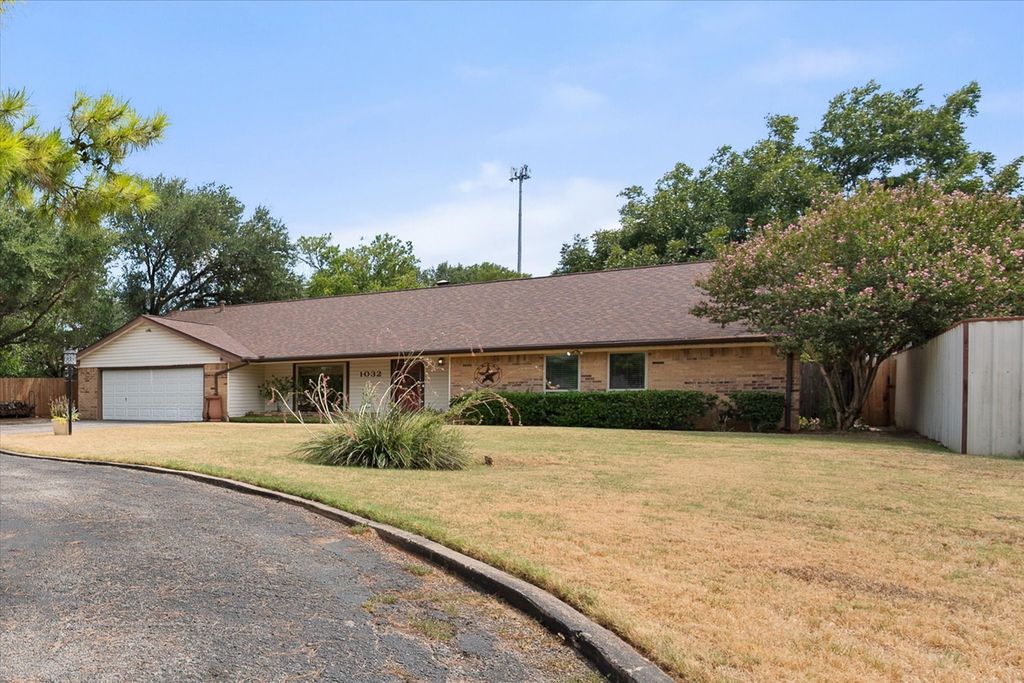1032 E Enon Avenue, Everman, TX 76140 — exterior