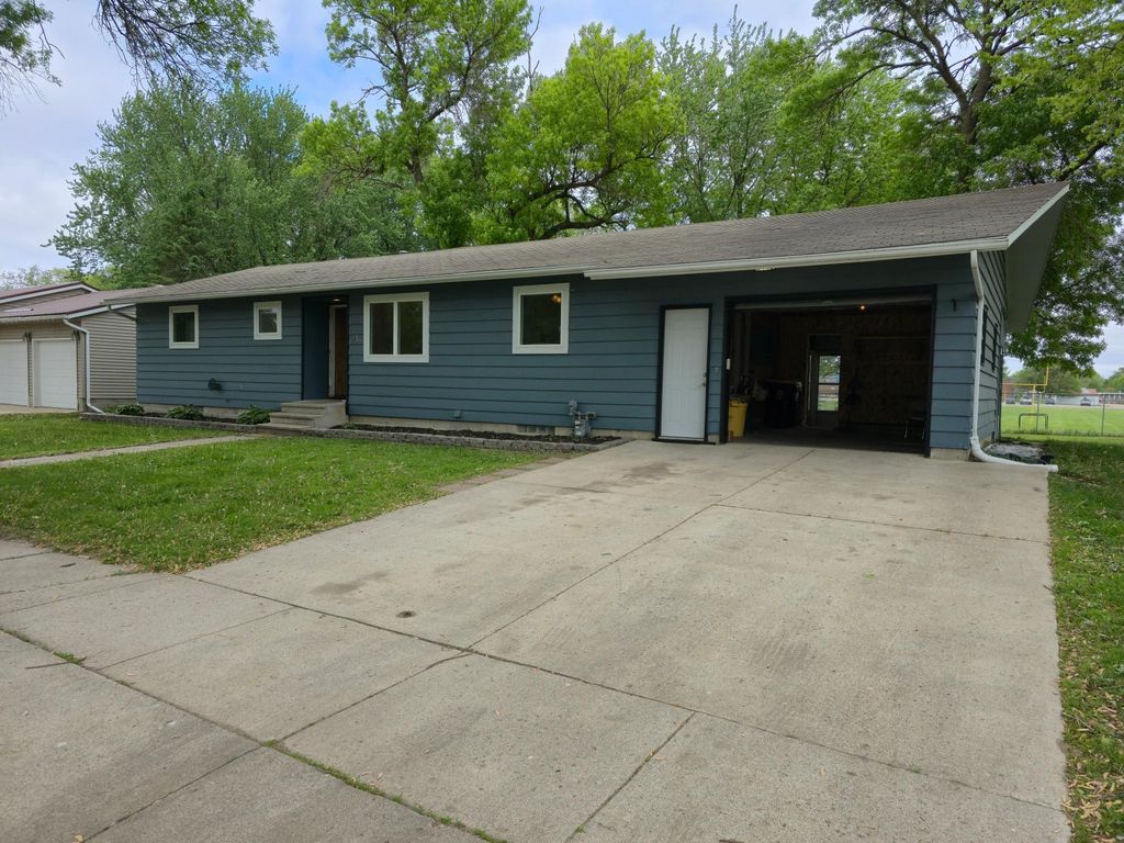 214 S Central Avenue, Truman, MN 56088