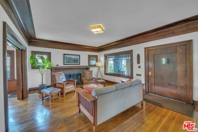 1812 S Bronson Avenue, Los Angeles, CA 90019
