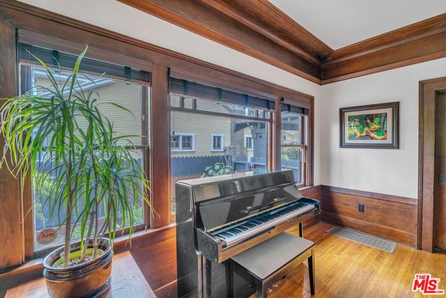 1812 S Bronson Avenue, Los Angeles, CA 90019