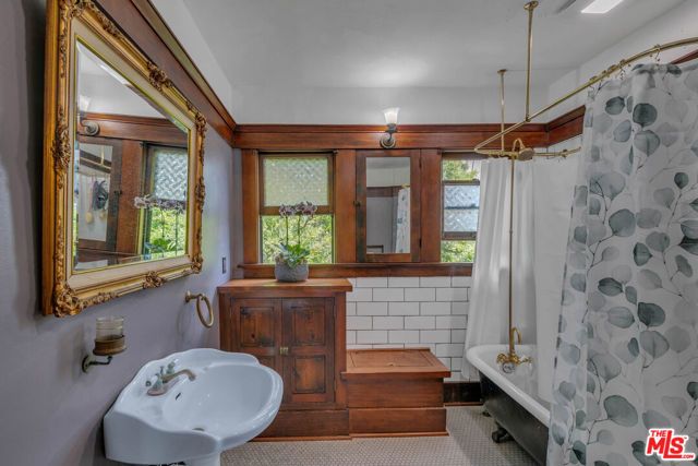 1812 S Bronson Avenue, Los Angeles, CA 90019
