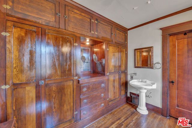 1812 S Bronson Avenue, Los Angeles, CA 90019