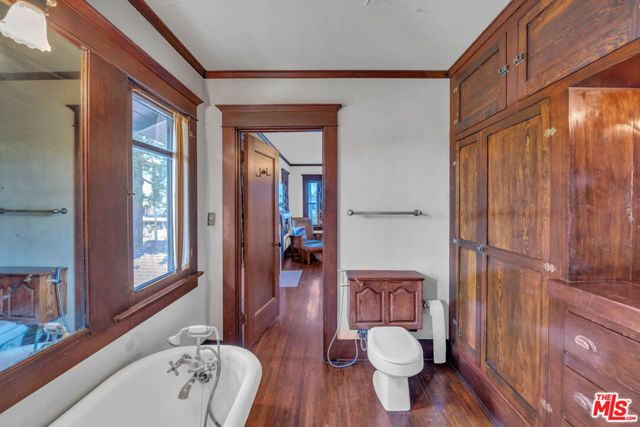 1812 S Bronson Avenue, Los Angeles, CA 90019