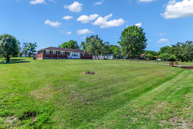 1018 N Graycroft Ave, Madison, TN 37115