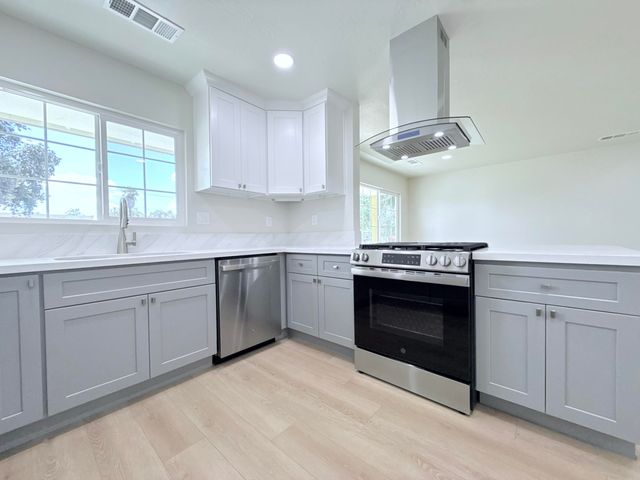 892 W Madalyn Avenue, Tulare, CA 93274