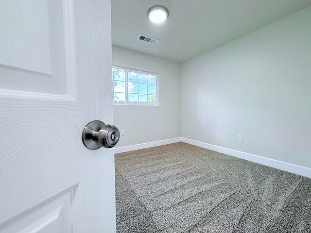 892 W Madalyn Avenue, Tulare, CA 93274