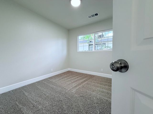 892 W Madalyn Avenue, Tulare, CA 93274