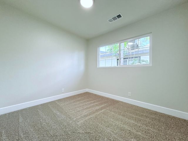 892 W Madalyn Avenue, Tulare, CA 93274