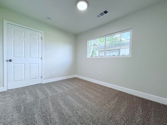 892 W Madalyn Avenue, Tulare, CA 93274