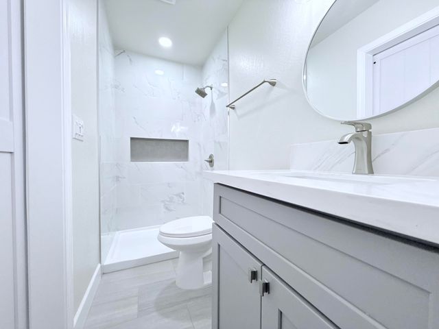 892 W Madalyn Avenue, Tulare, CA 93274