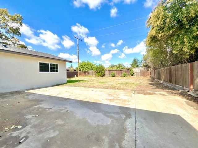 892 W Madalyn Avenue, Tulare, CA 93274
