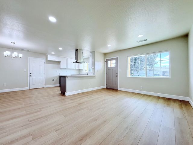 892 W Madalyn Avenue, Tulare, CA 93274