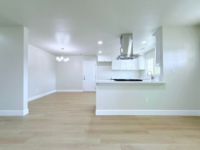 892 W Madalyn Avenue, Tulare, CA 93274