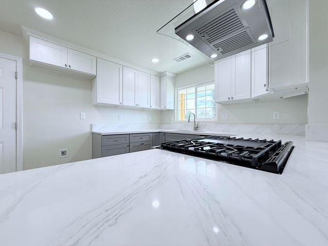 892 W Madalyn Avenue, Tulare, CA 93274