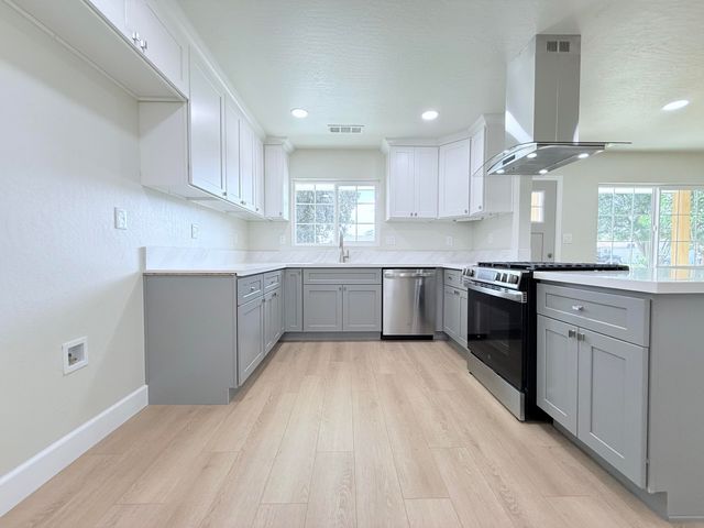 892 W Madalyn Avenue, Tulare, CA 93274