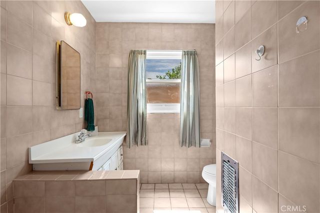 14515 Daubert, San Fernando, CA 91345
