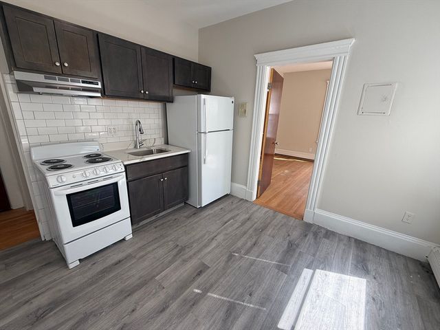 39 Newhall St 12, Lynn, MA 01902